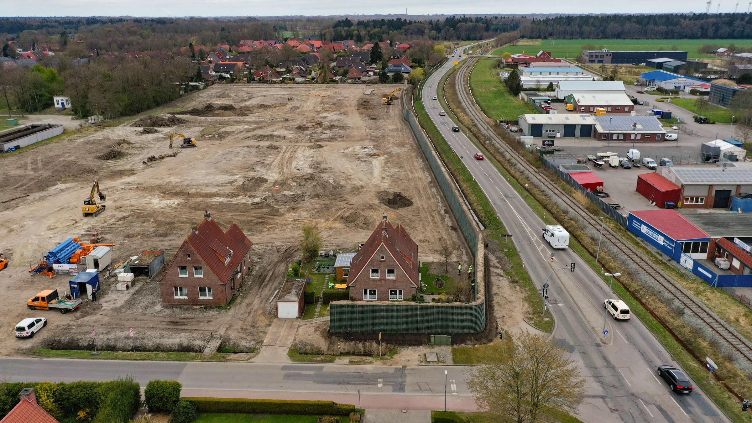 Baugebiet Wohnen am wasserwerk in hage eine Lärmschutz wurde gebaut, viel sand, zwei alte Häuser stehen vorne im bild